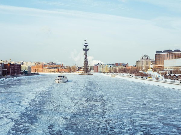 Quels sont les meilleurs conseils pour camper en région de forêt de conifères en automne?