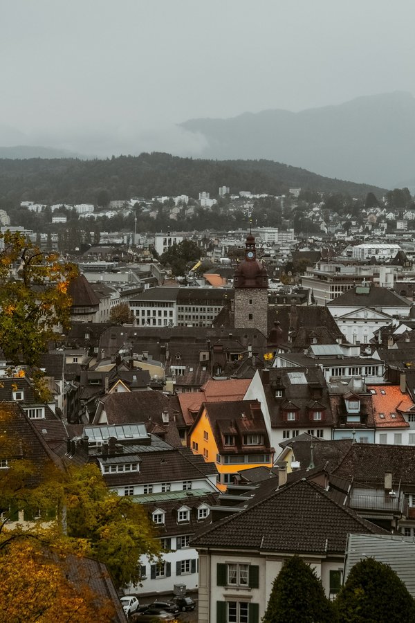 Quels sont les meilleurs itinéraires pour un voyage en train à travers les Alpes suisses : paysages et arrêts incontournables ?